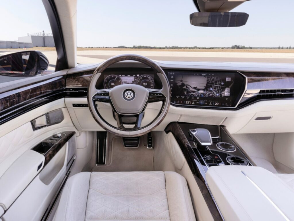 10년 만에 부활한 전설 “단종은 새 시작이었다”… 벤츠·BMW 잡을 플래그십 대형 세단의 이미지