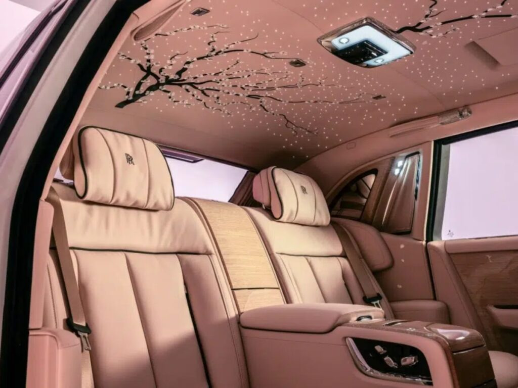 25만 번 바느질 “자동차인 척하는 예술작품”… 전세계 딱 1대 벚꽃 車 정체의 이미지